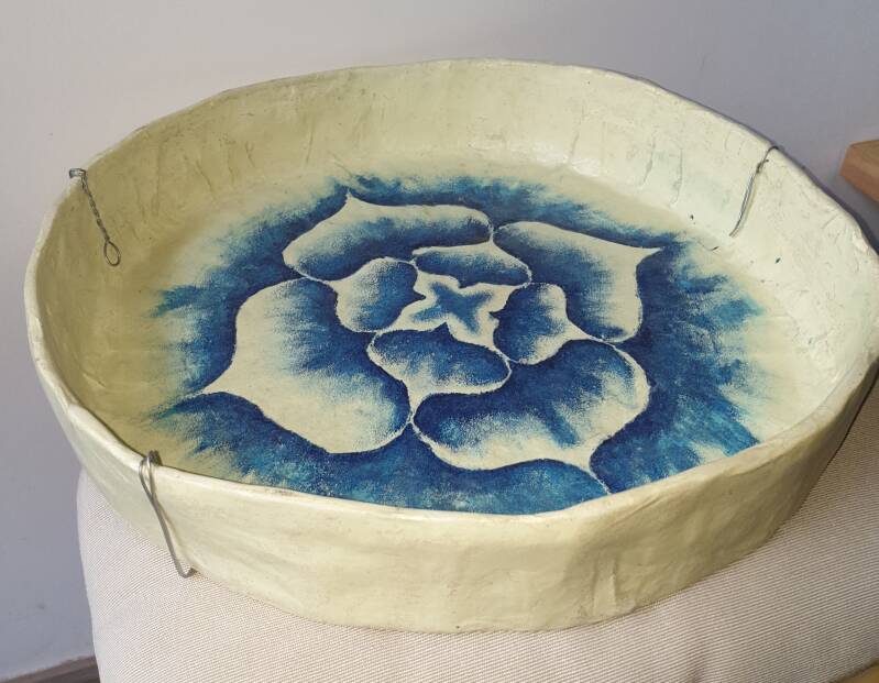 Grote gele schaal met blauwe opdruk