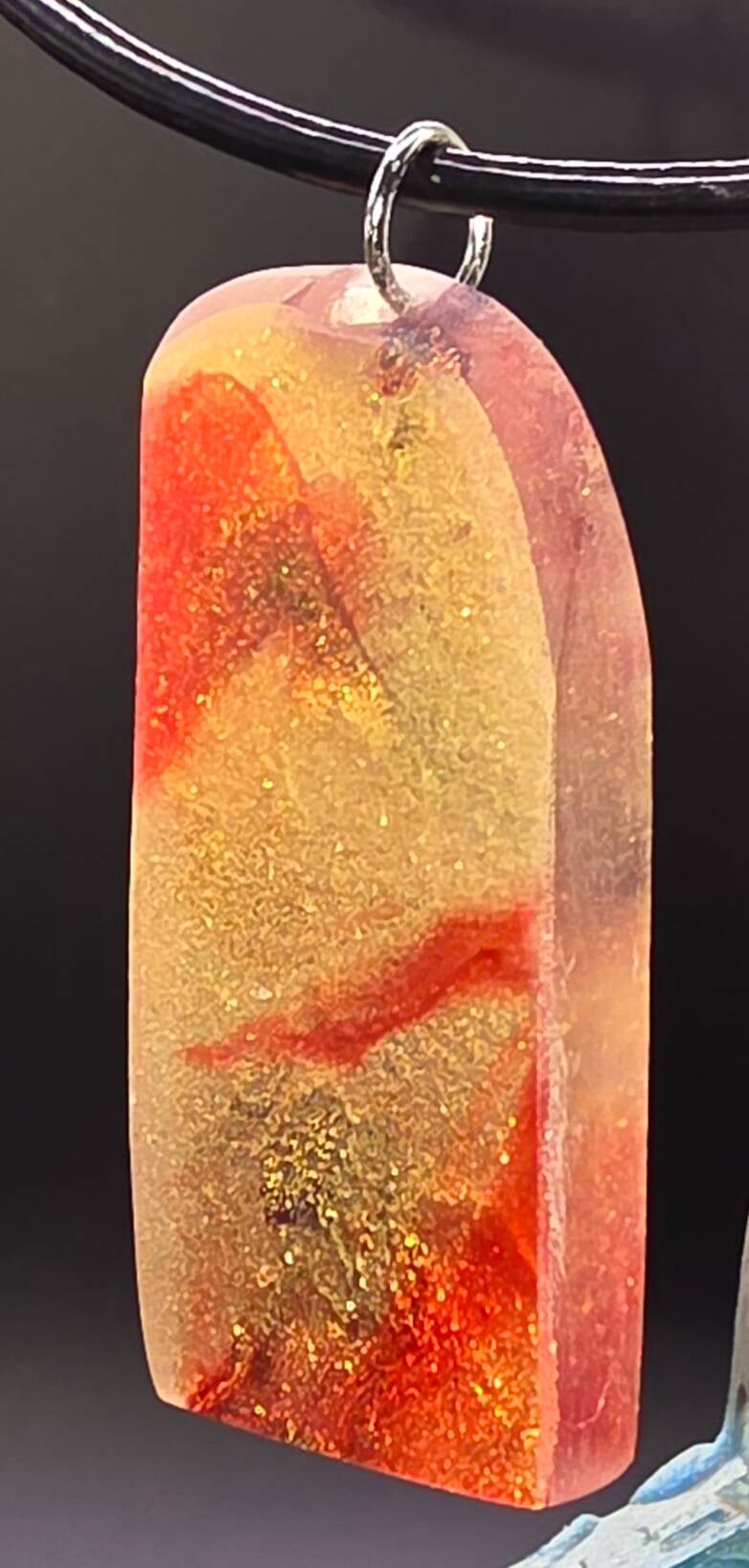 Hanger van epoxy, goudkleurig met rood en zwart 2