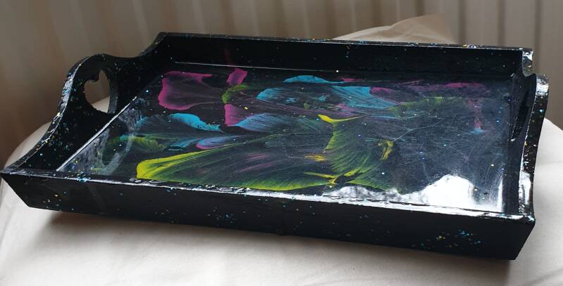 zwart dienblad met geel groen/blauw en paars