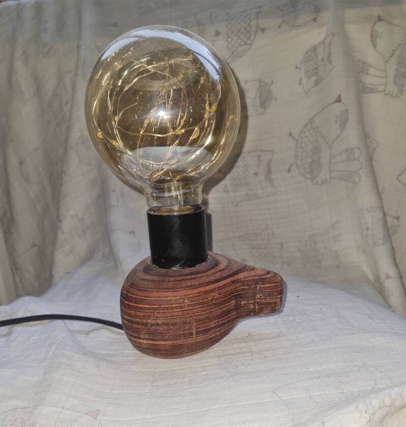 sierlamp op voet van multiplex