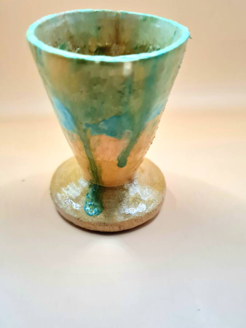 kandelaartje in vorm van een kelk met groene epoxy