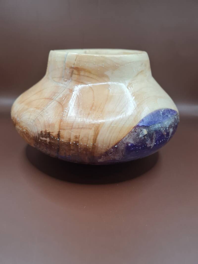 Brede vaas van vurenhout met paarse epoxie