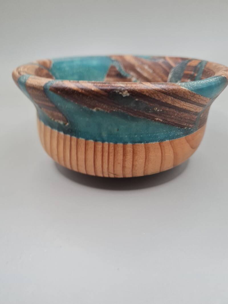 Turquoise bakje op voet van epoxie met stukjes hout