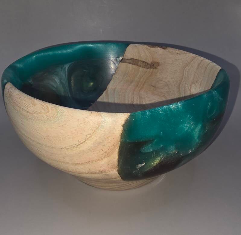 Schaal van essenhout en groene epoxy