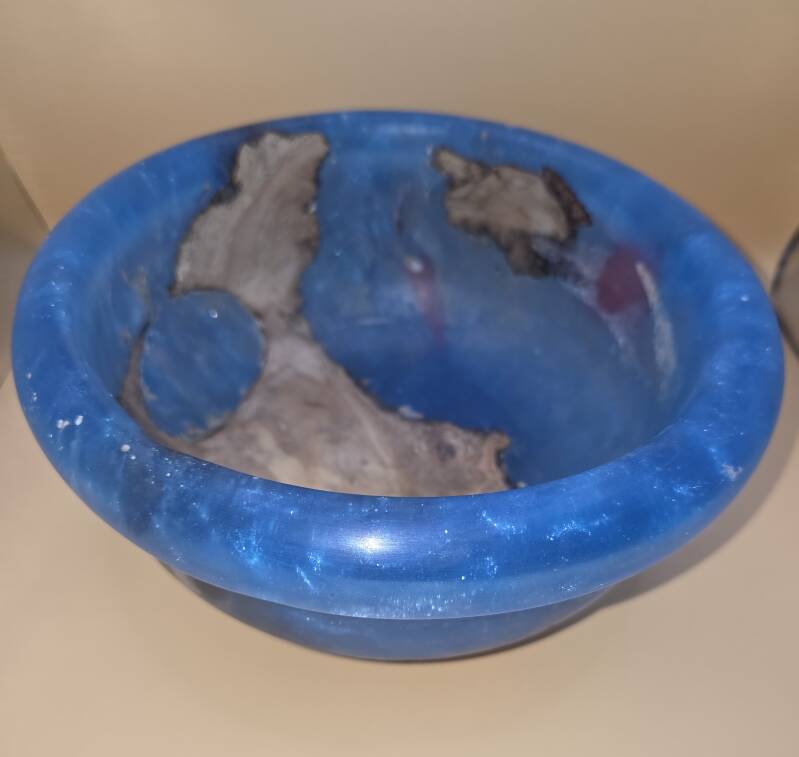 Schaal van blauwe epoxy en een brok half vergaan hout