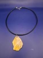 geel/wit/gouden hanger aan zwartleren ketting  1:9
