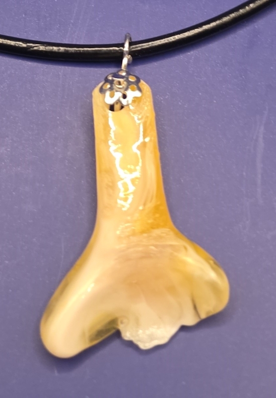 Geel/wit/goud hanger een zwartleren   ketting 2:9