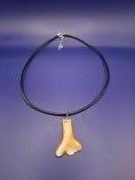Geel/wit/goud hanger een zwartleren   ketting 2:9