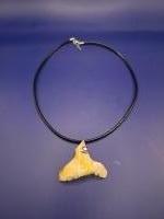 geel/wit/gouden hanger aan zwartleren ketting 3:9