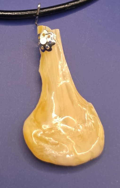hanger van wit/geel/gouden epoxy aan een zwartleren ketting  4:9