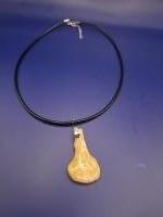 hanger van wit/geel/gouden epoxy aan een zwartleren ketting  4:9