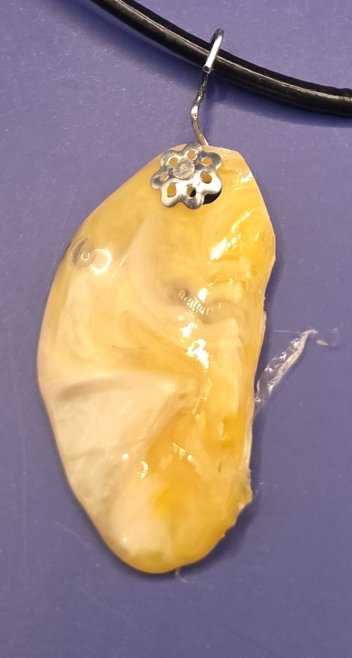 geel/wit/gouden hanger van epoxy, met zwartleren ketting 5:9