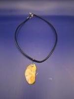 geel/wit/gouden hanger van epoxy, met zwartleren ketting 5:9
