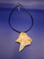 Hanger van geel/wit/gouden epoxy aan zwartleren ketting 6:9