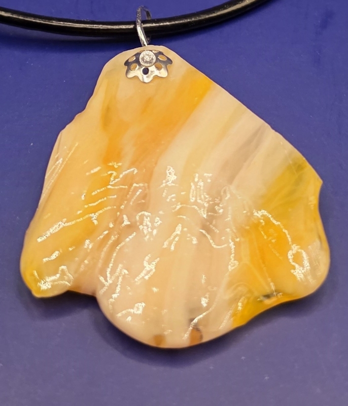 Hanger van geel/wit/gouden epoxy aan zwartleren ketting 7:9