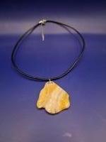 Hanger van geel/wit/gouden epoxy aan zwartleren ketting 7:9