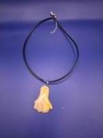 hanger van  geel/wit/gouden epoxy aan zwartleren ketting 8:9