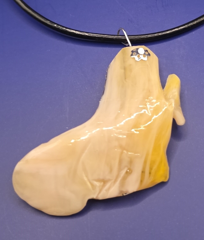 Hanger van geel/wit/gouden epoxy aan zwartleren ketting 9:9