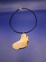 Hanger van geel/wit/gouden epoxy aan zwartleren ketting 9:9
