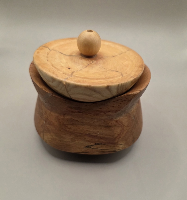 Beukenhouten pot met deksel van essenhout