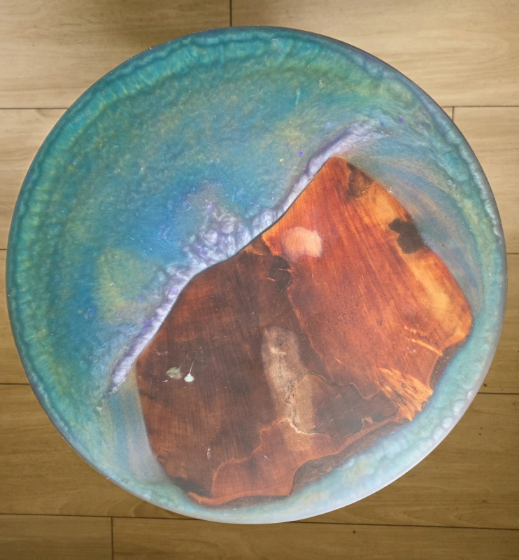 Klein rond tafelblad gemaakt van epoxy en wilgenhout